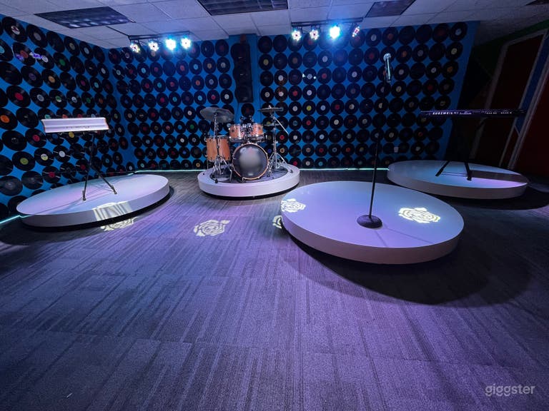  The Live Room is fully equipped with a complete sound system and professional lighting. Ideal for rehearsals, photoshoots, podcasts, live recordings, and listening parties, it&#x27;s a versatile space for any creative project. 