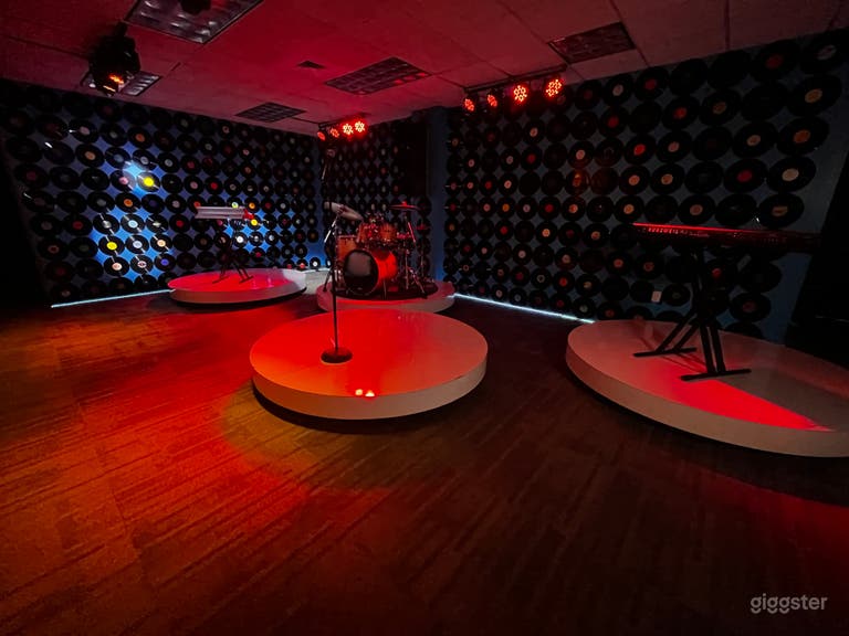  The Live Room is fully equipped with a complete sound system and professional lighting. Ideal for rehearsals, photoshoots, podcasts, live recordings, and listening parties, it&#x27;s a versatile space for any creative project. 