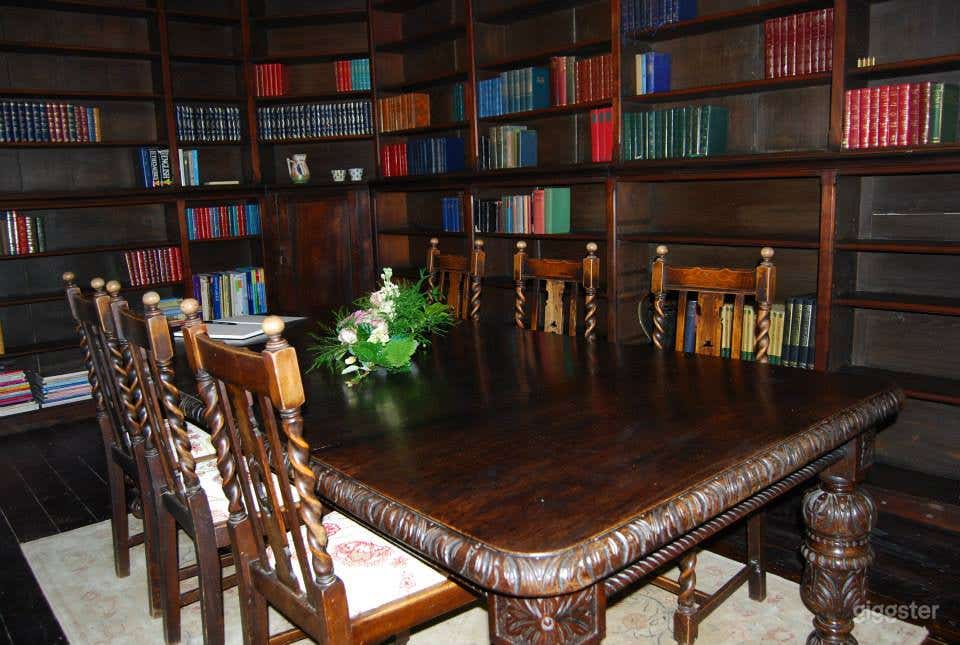 The Library with Mahogany-Coloured Shelves Photo 3