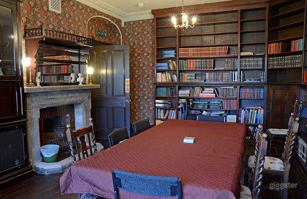  The Library with Mahogany-Coloured Shelves 