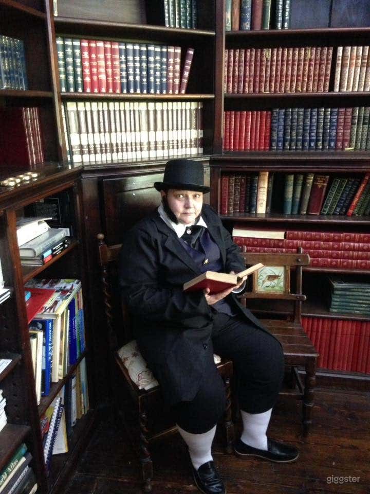 The Library with Mahogany-Coloured Shelves Photo 4