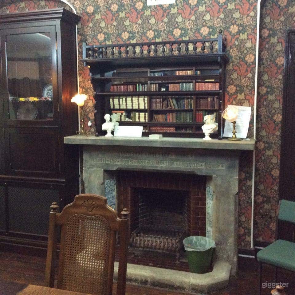 The Library with Mahogany-Coloured Shelves Photo 2