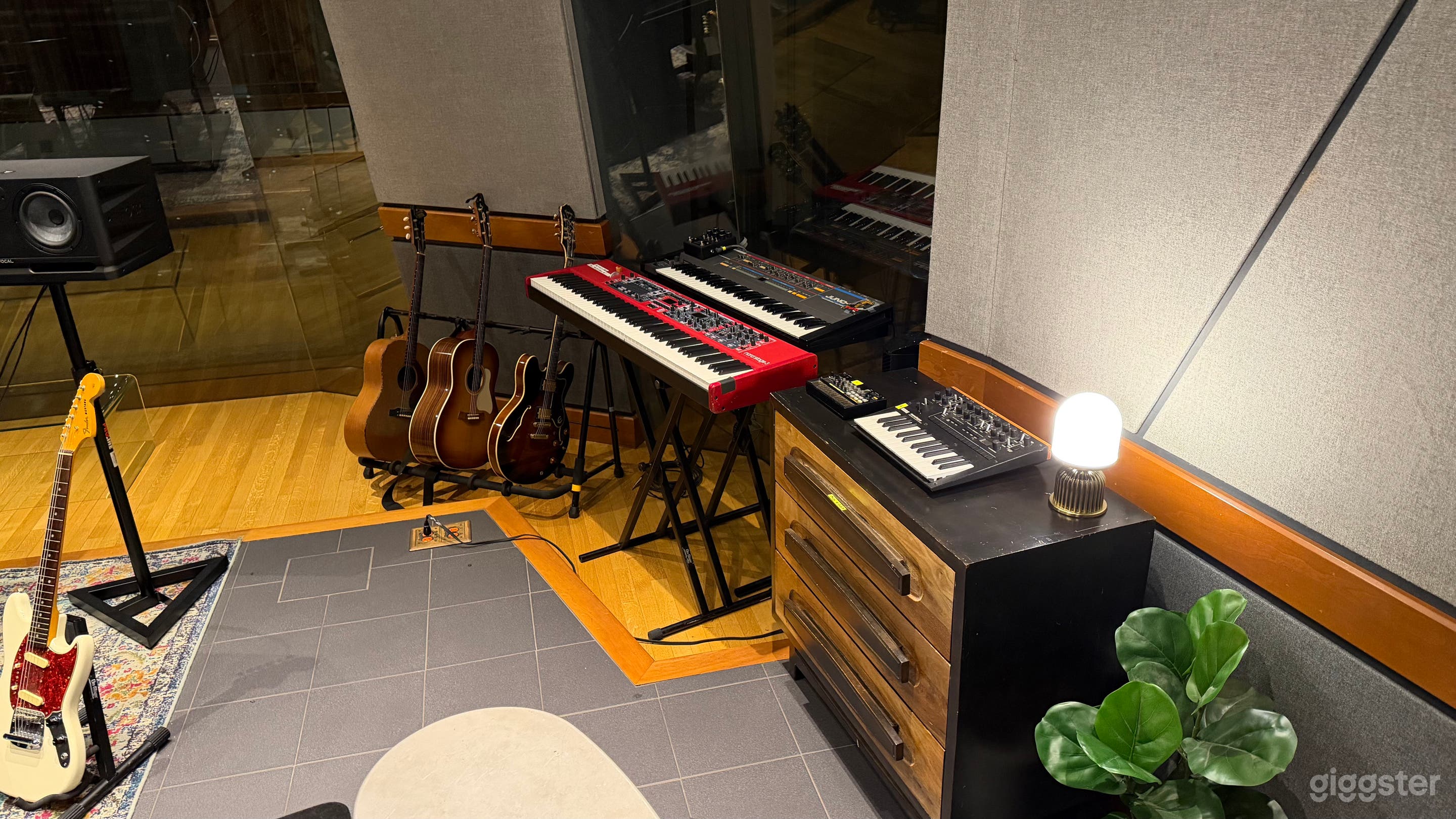 Hybrid Producer Studio Photo 2