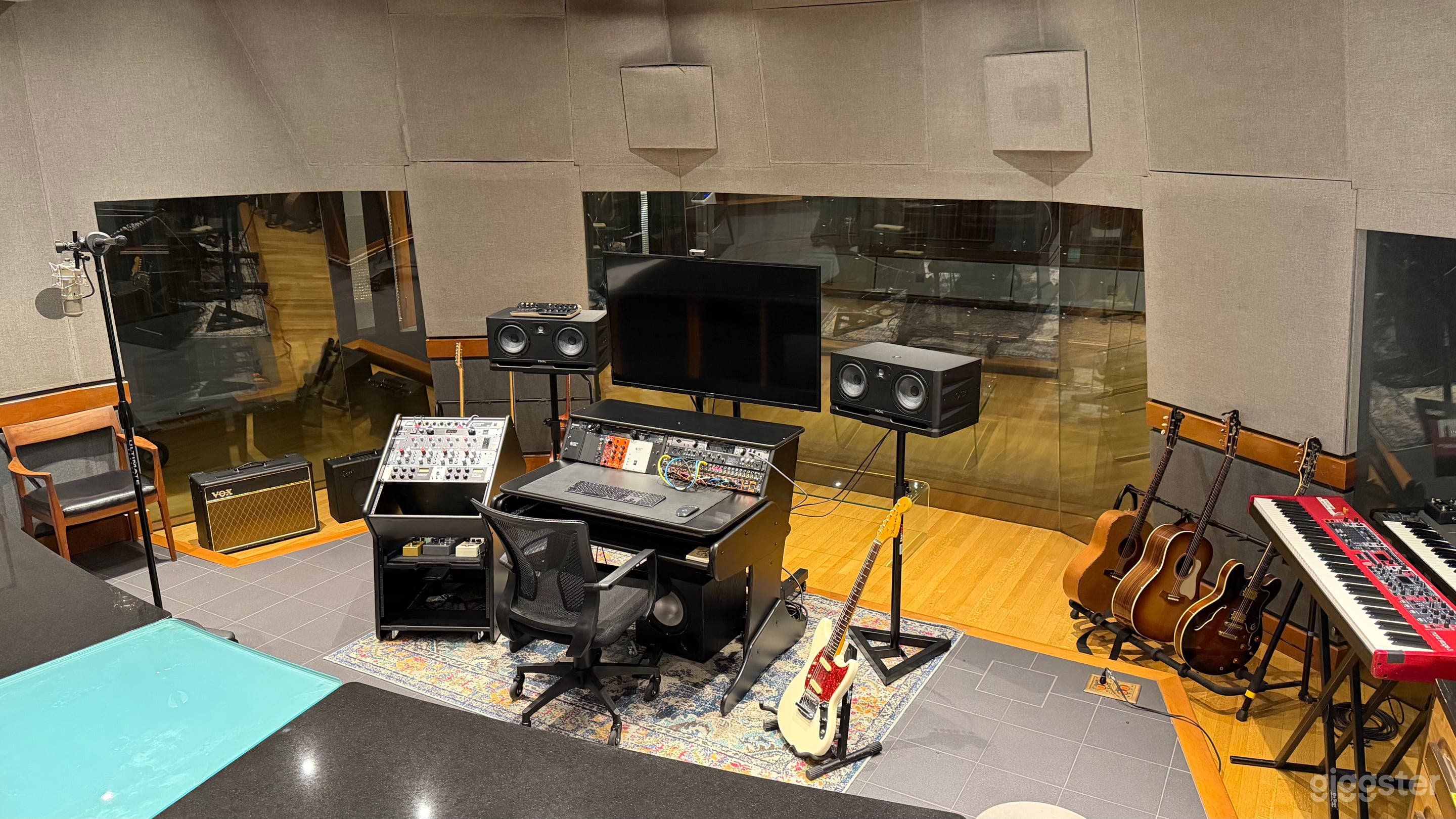 Hybrid Producer Studio Photo 1