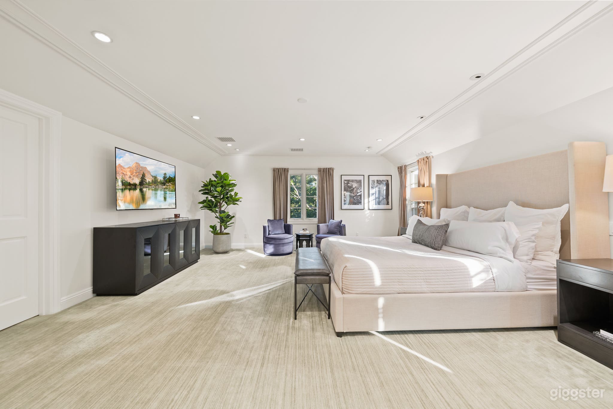 Traditional Beverly Hills Home Photo 3