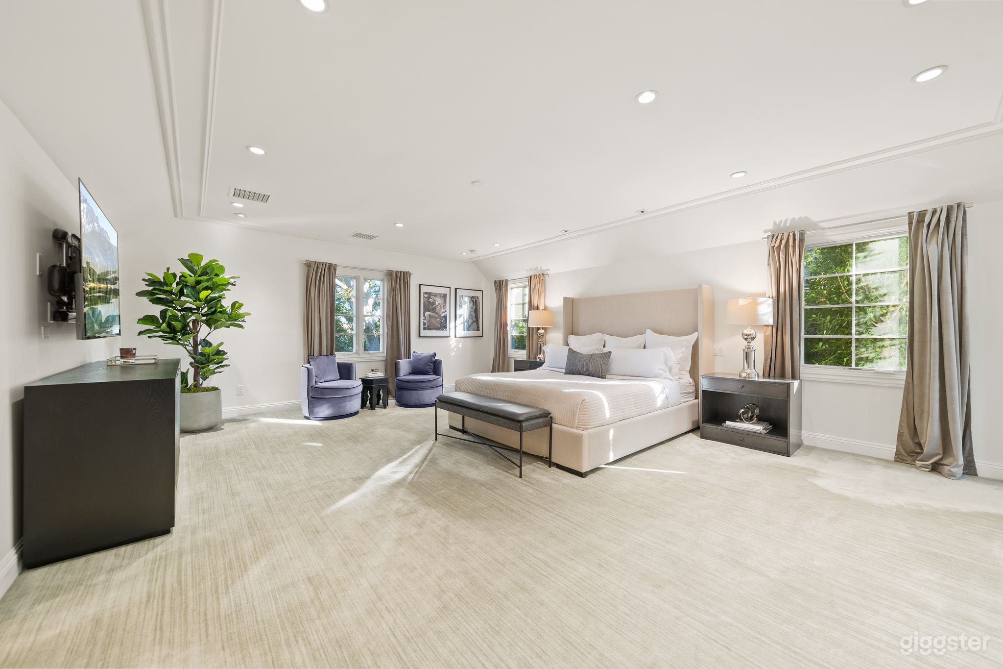 Traditional Beverly Hills Home Photo 2