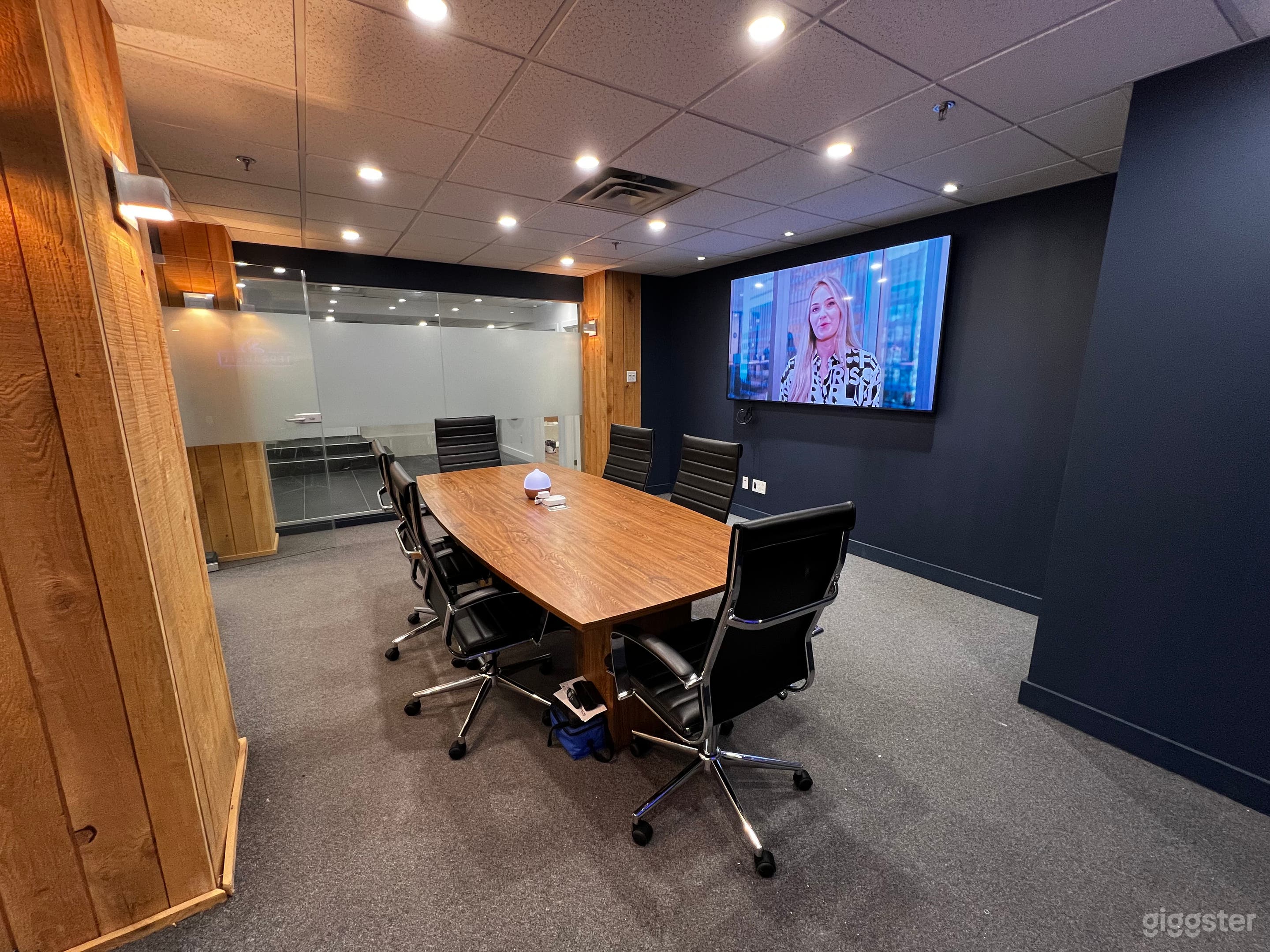 Boardroom style layout with 86″ 4K TV and HDMI/USB-C adapters