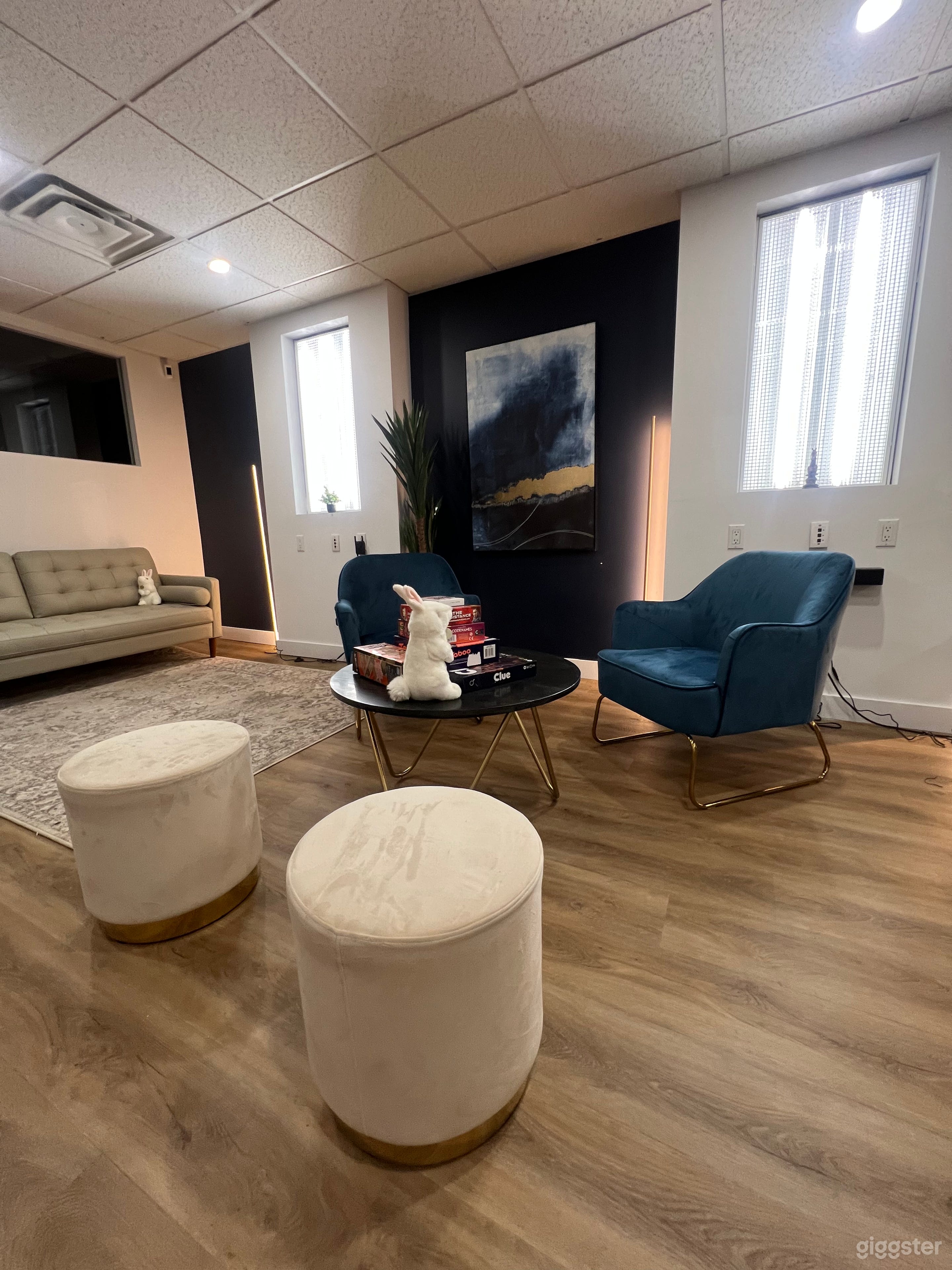 Old Port Meeting Lounge – Private 1,415 sq ft | 86″ 4K TV  Photo 4