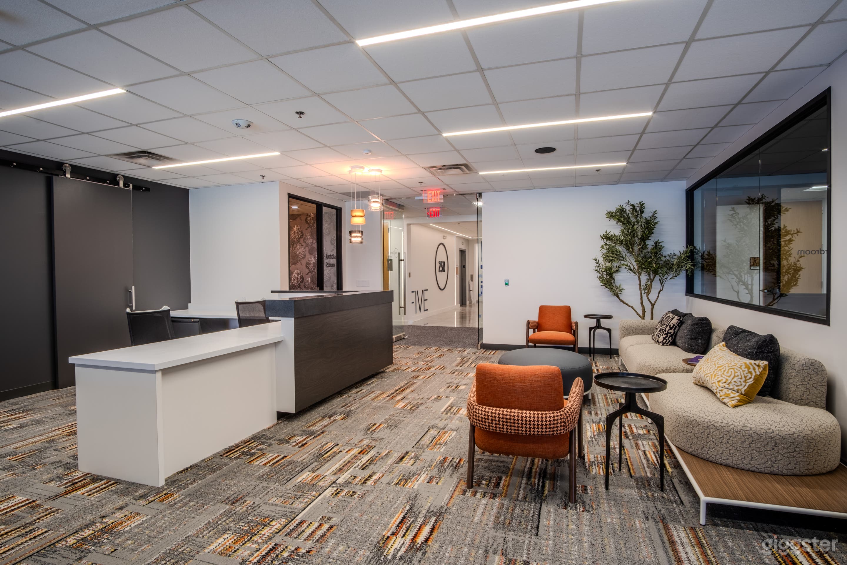 Collaborative 8-person Conference Room in Uptown Photo 3