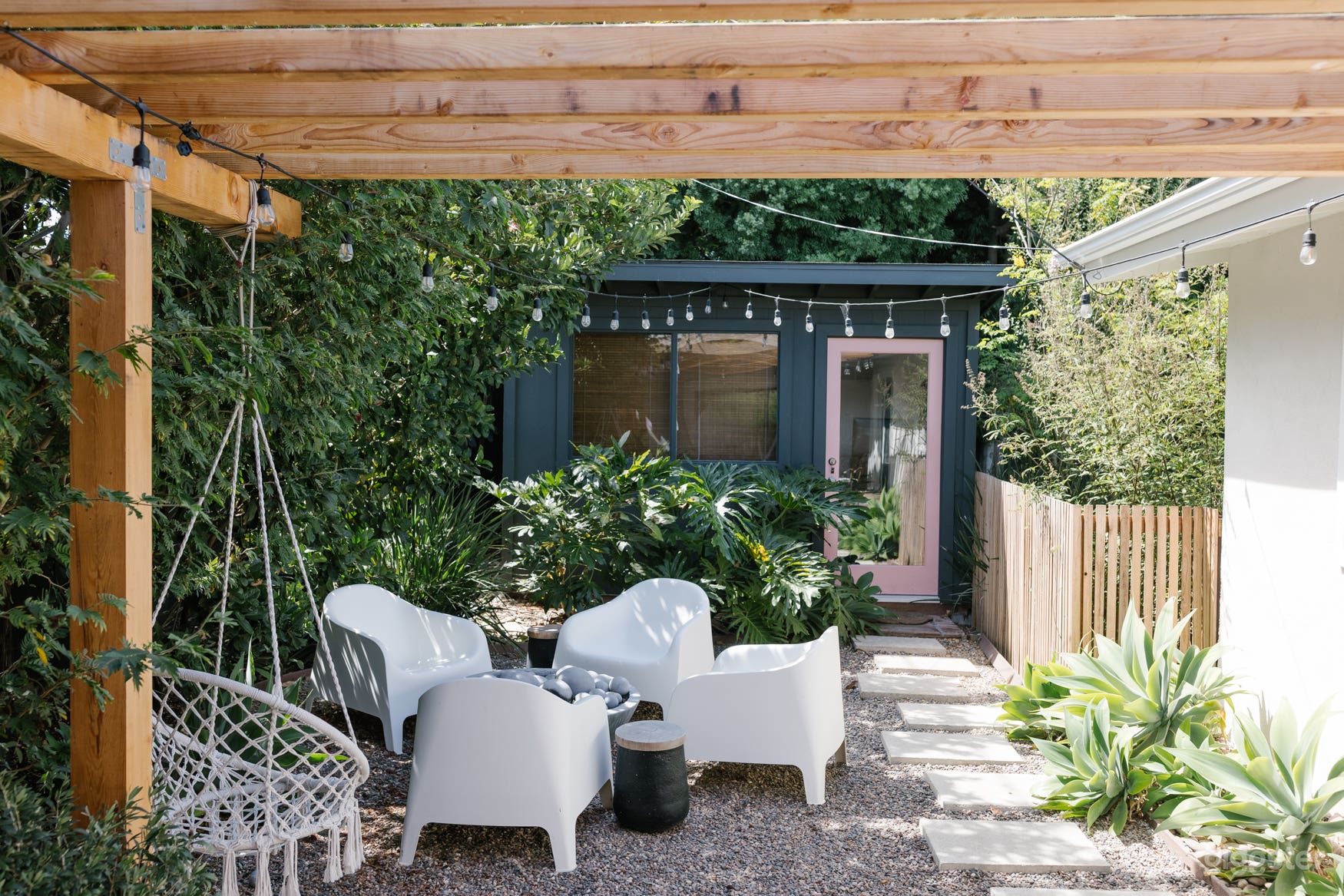 Bright single story home with large lush private backyard. Photo 1