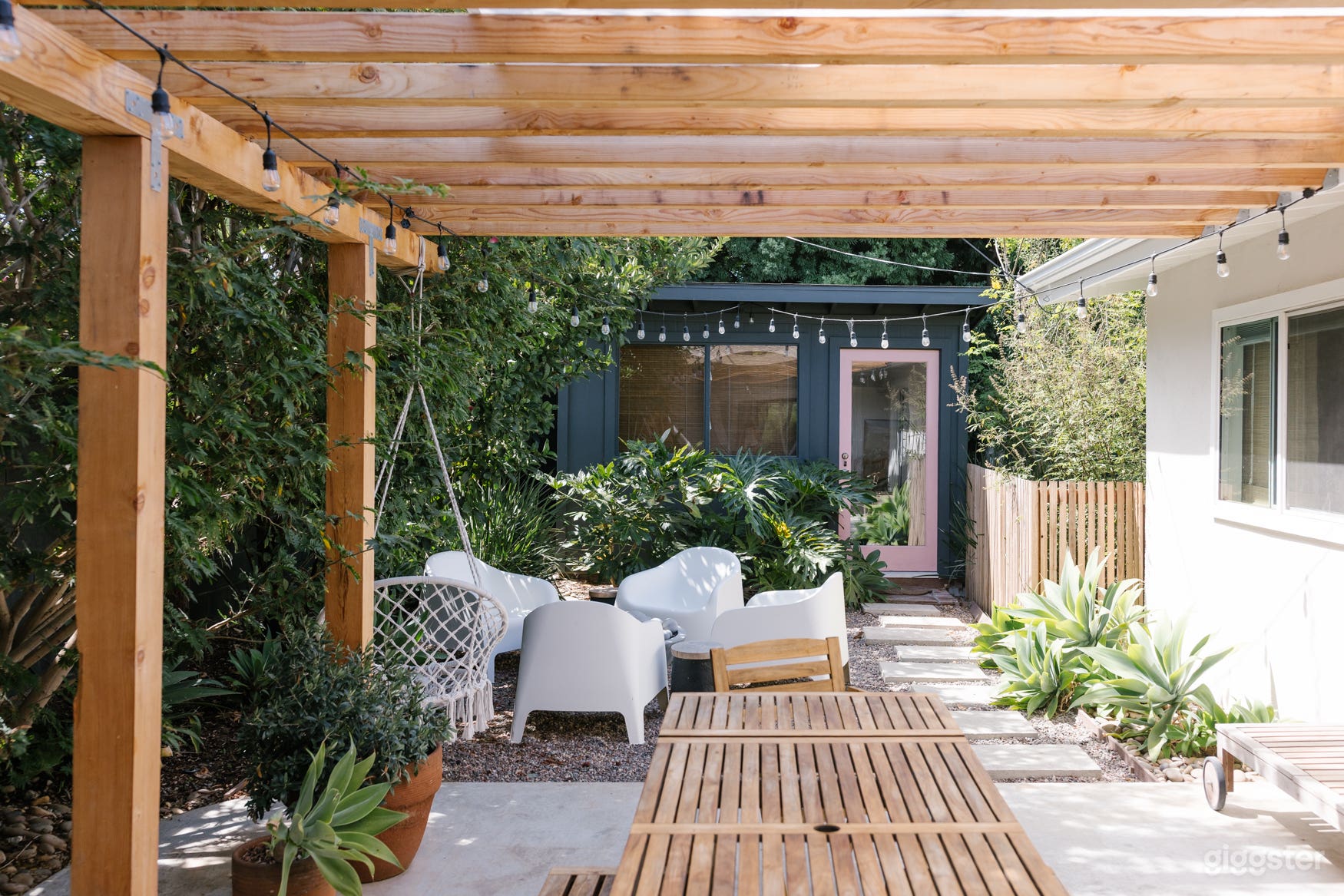 Bright single story home with large lush private backyard. Photo 2