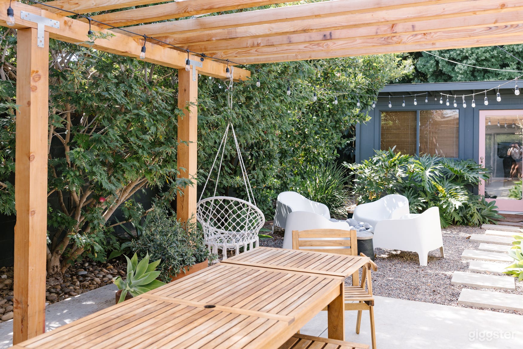 Bright single story home with large lush private backyard. Photo 3