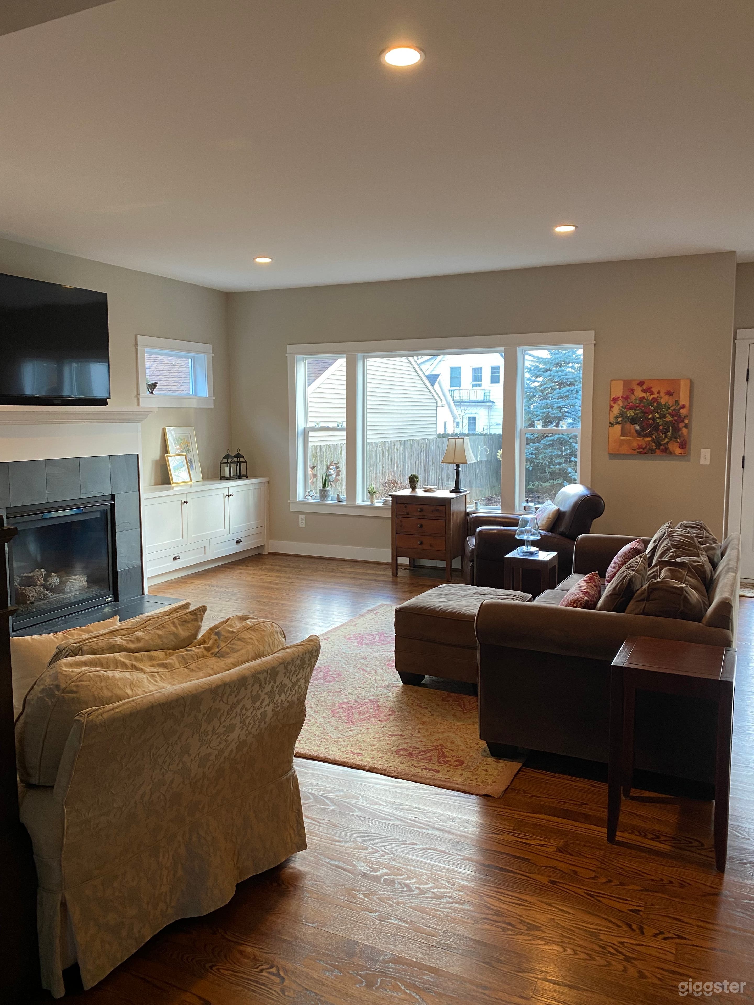 Bright Open Floor Plan Traditional Family Home Photo 3