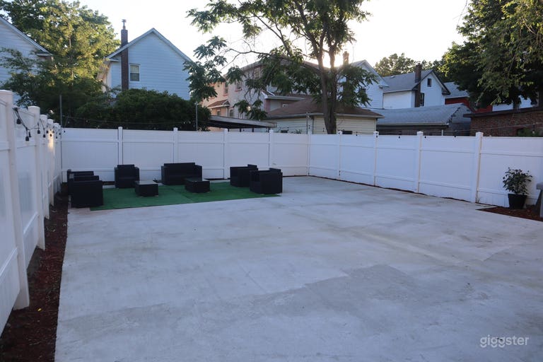  Large Backyard Outdoor Space 