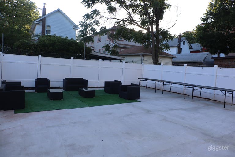  Large Backyard Outdoor Space 