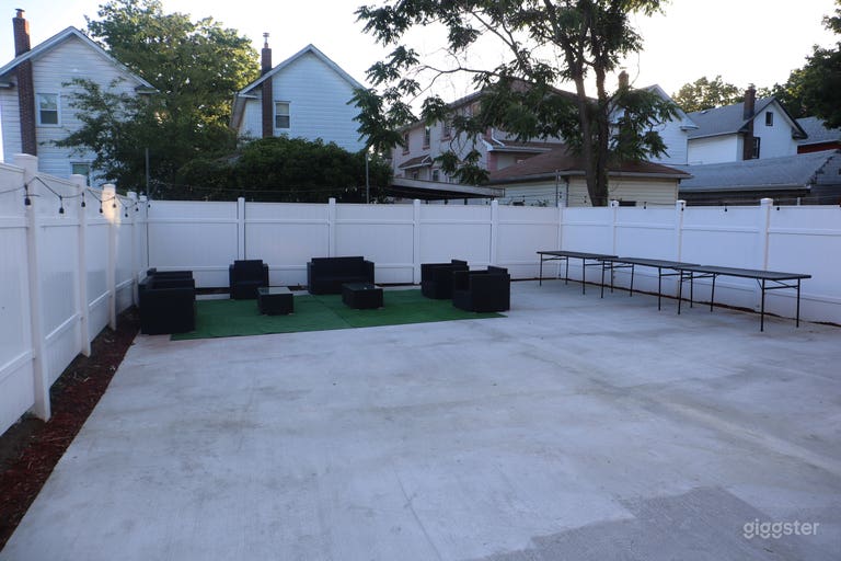  Large Backyard Outdoor Space 
