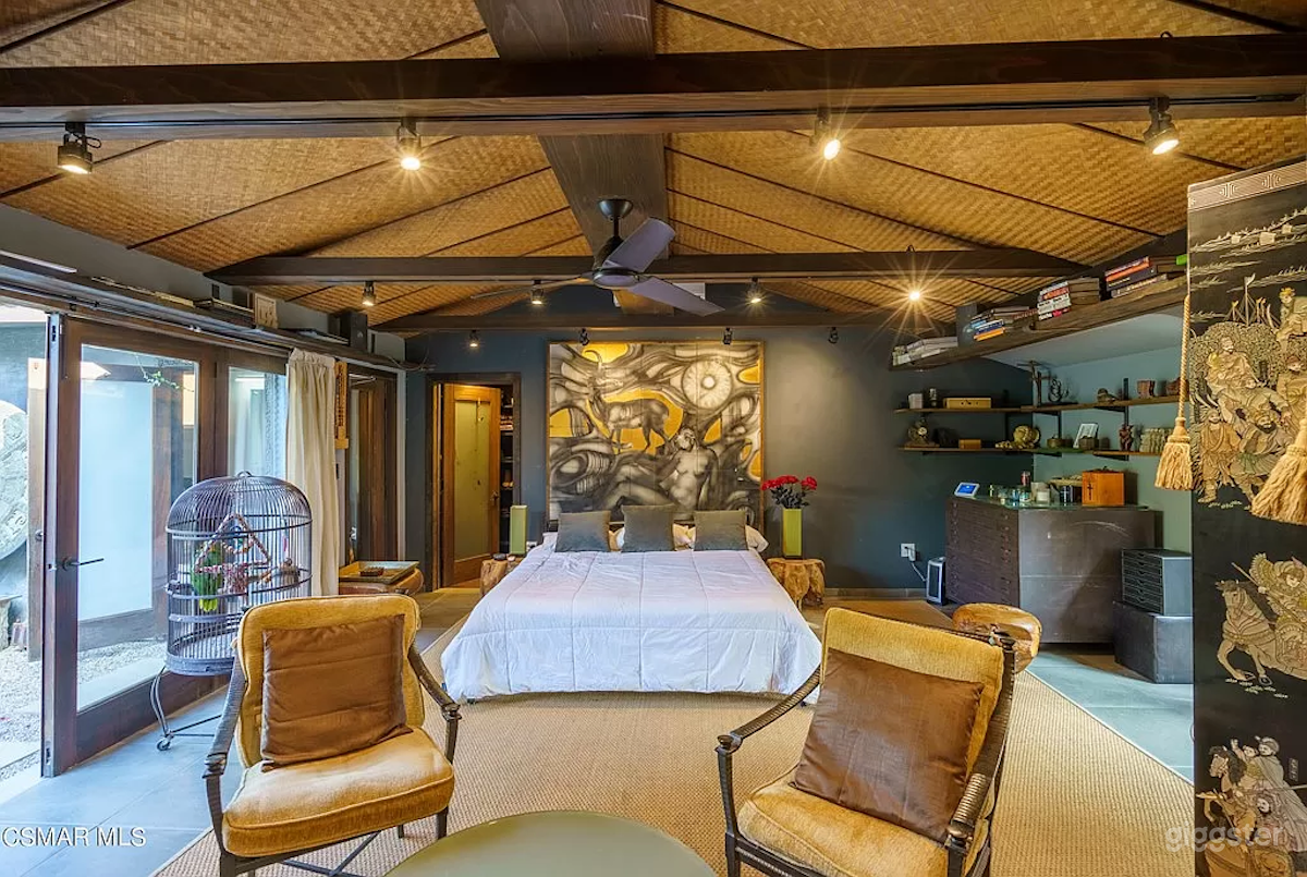 Tropical Oasis on Extravagant Lot  Photo 2