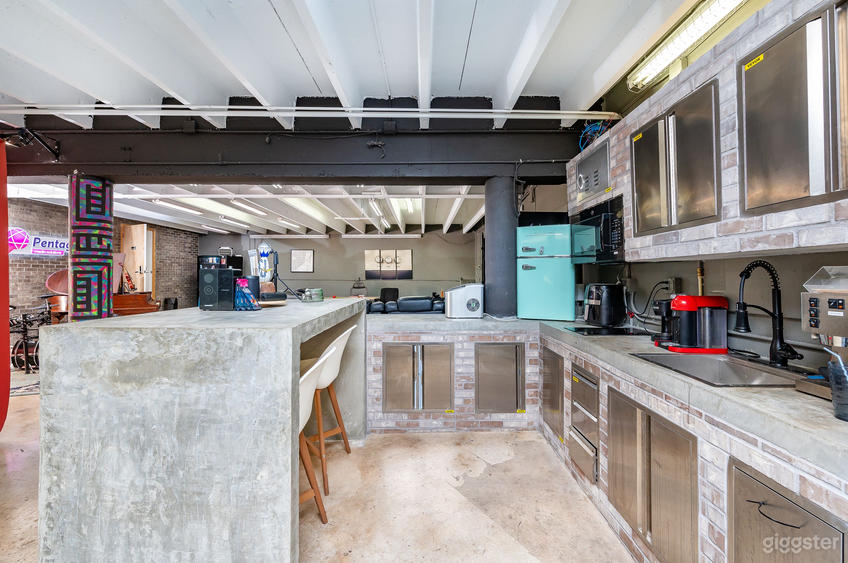  The Spaceship Room Photo 4