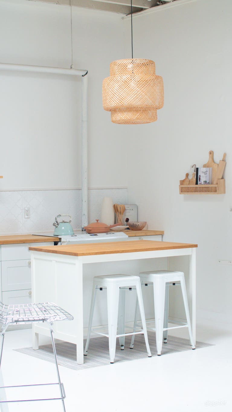  Bright, Creative Modern Loft w/ Kitchen  