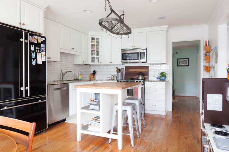  4BR suburban ATL house with pool and huge backyard 