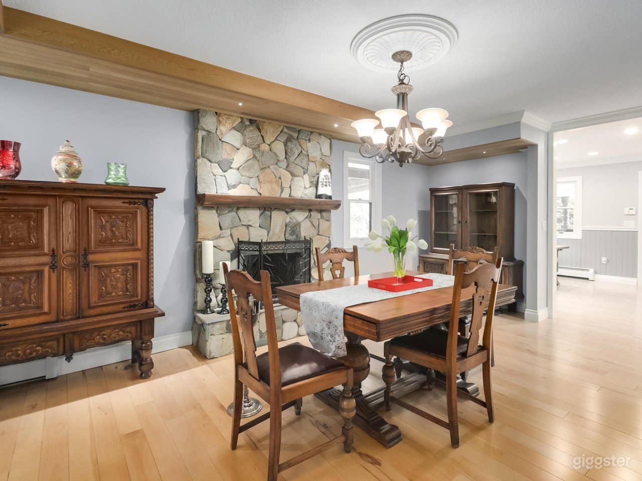 Thyme Victorian Themed Residence  Photo 2