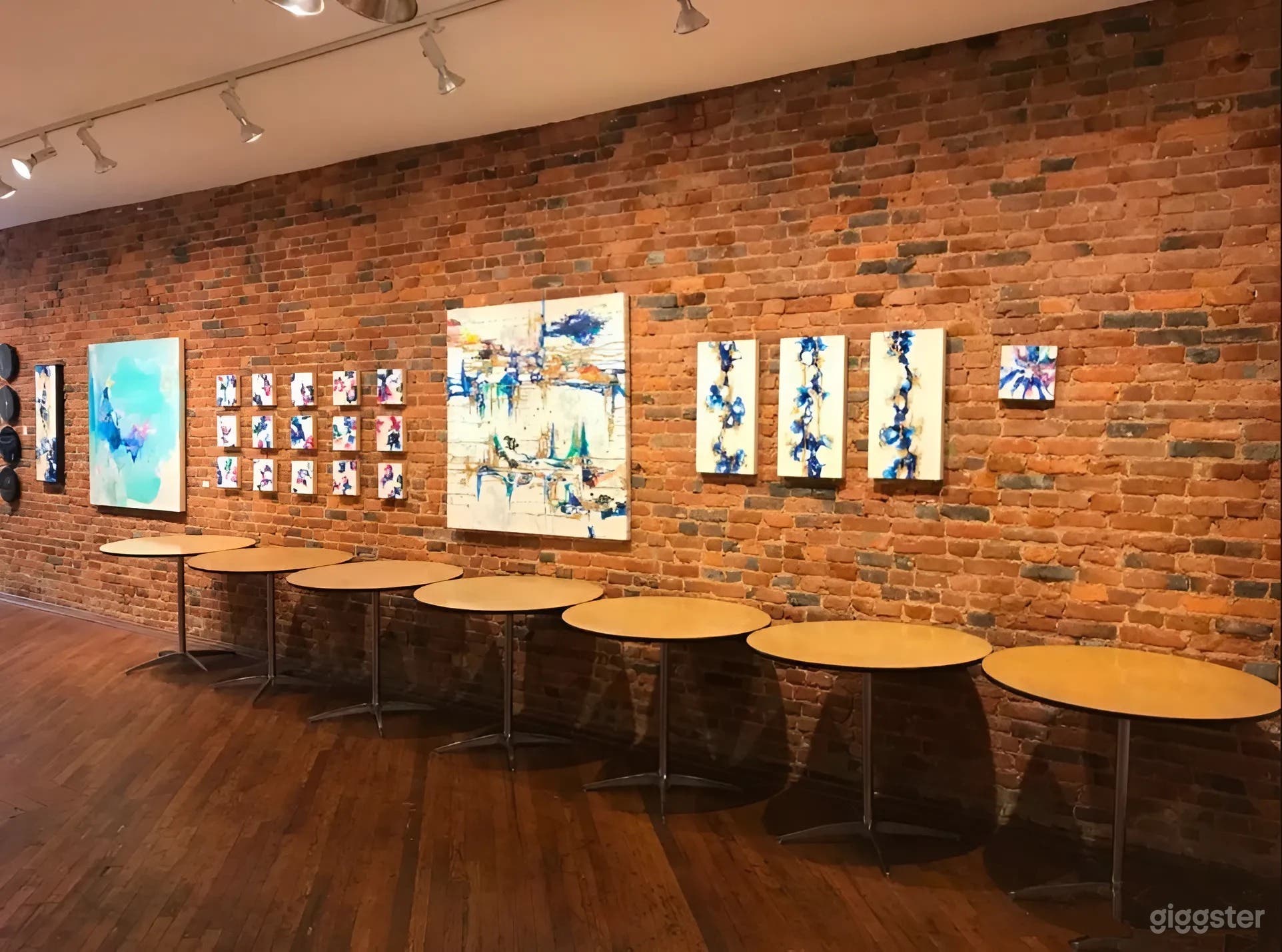 Vibrant Gallery Space Near Liberty Bell Photo 4