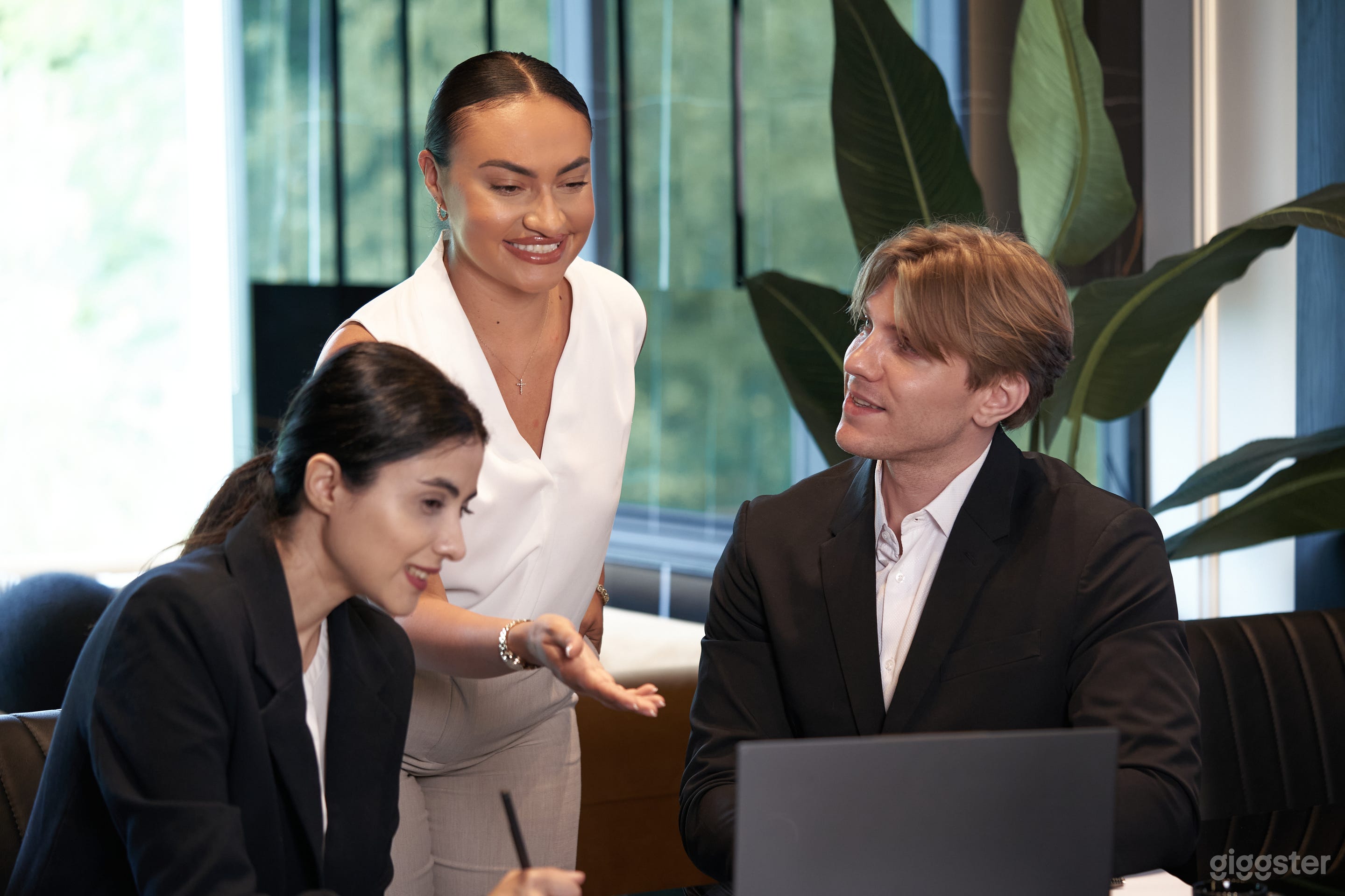 Business Lounge 206 - Premium Private Meeting Room Photo 4