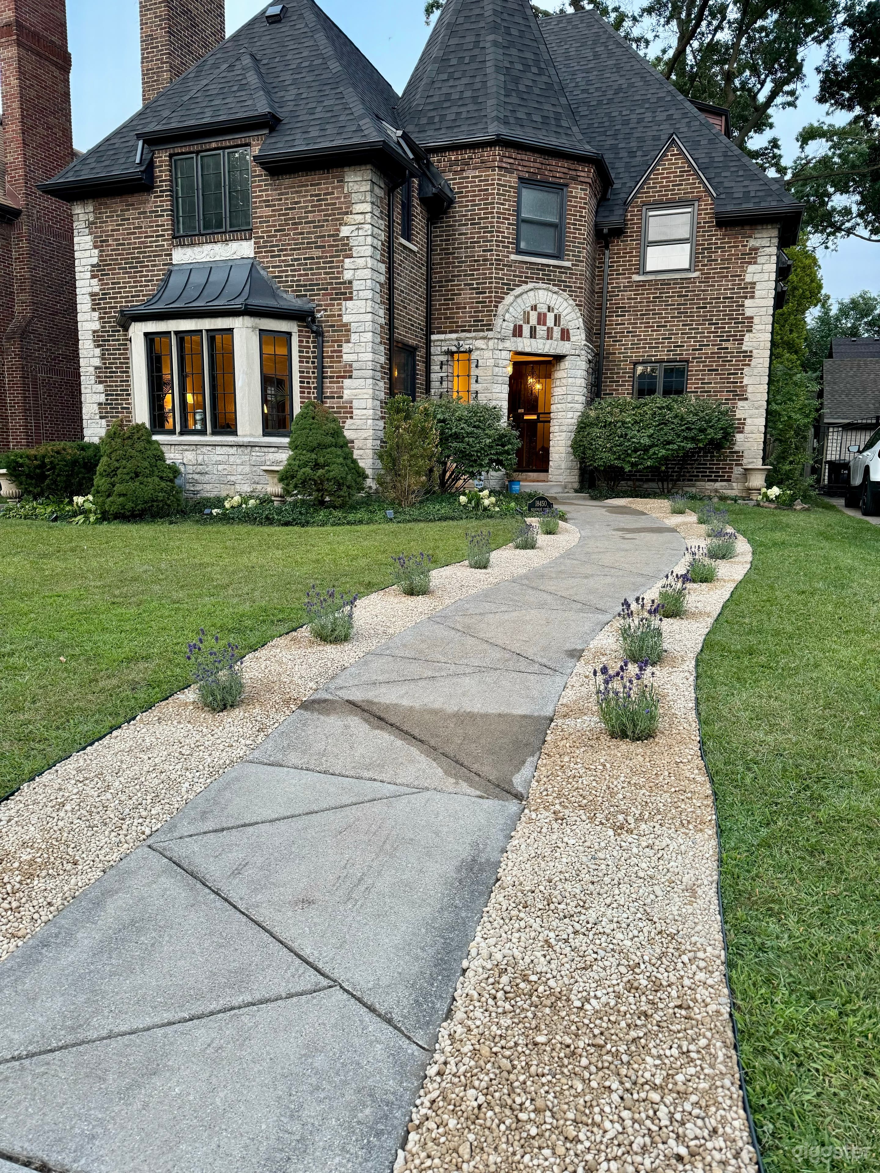 Chateau Detroit Photo 1