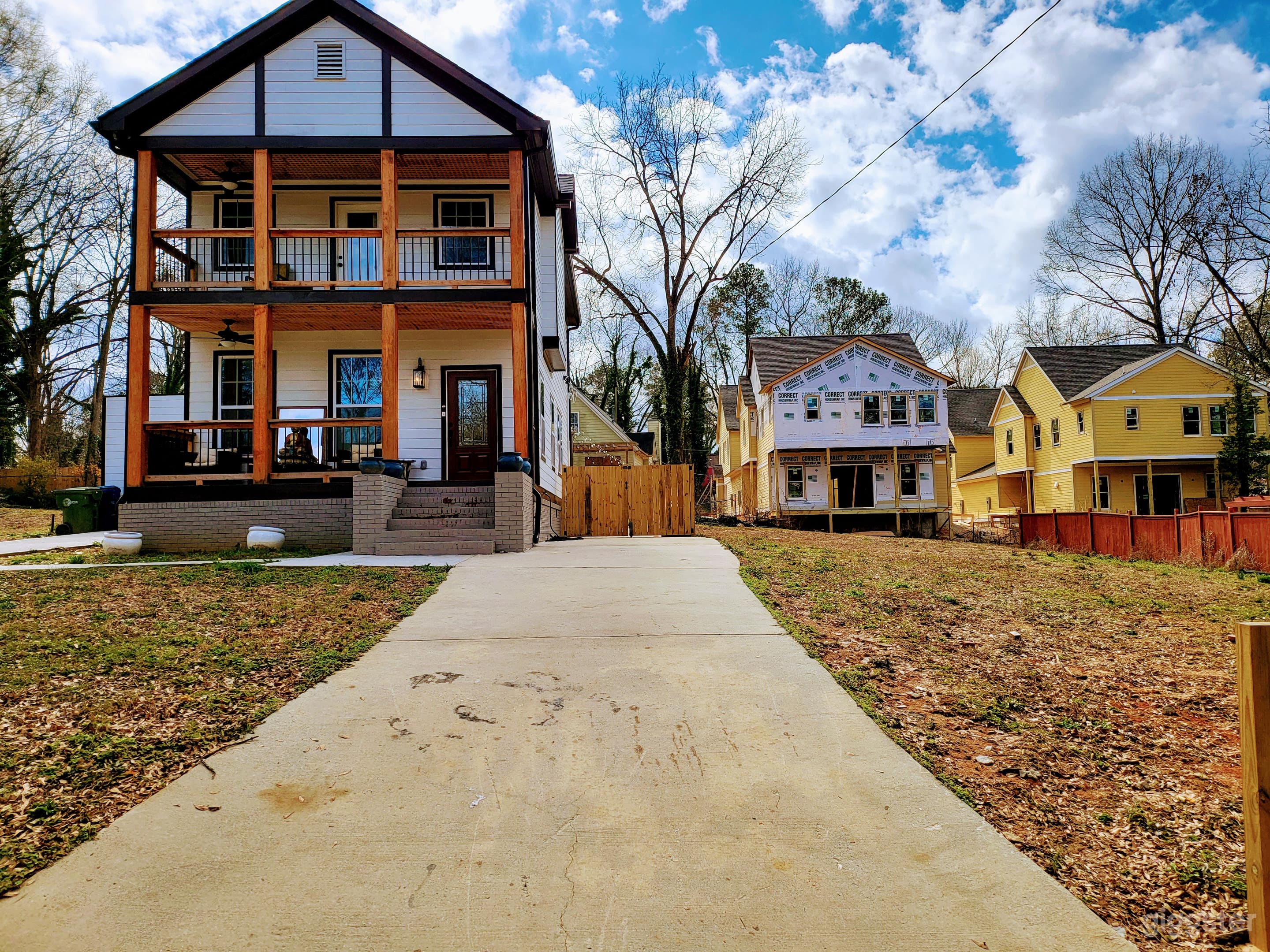 Lovely House in a Hill Photo 1