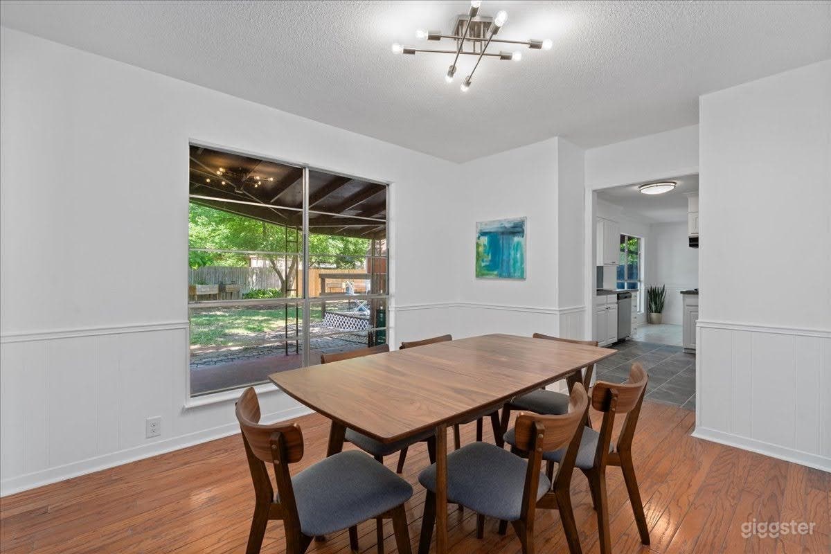 Taylor Mid-Century Ranch House - Light and Bright! Photo 2