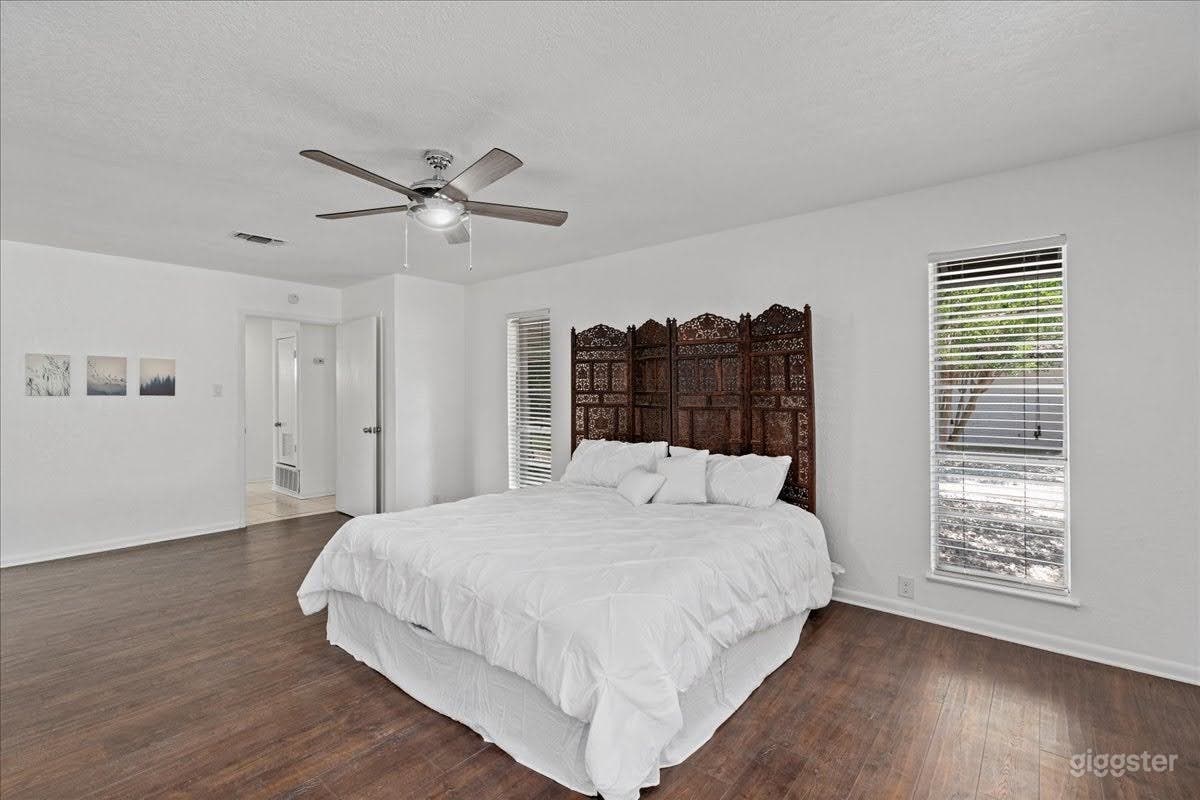 Taylor Mid-Century Ranch House - Light and Bright! Photo 3