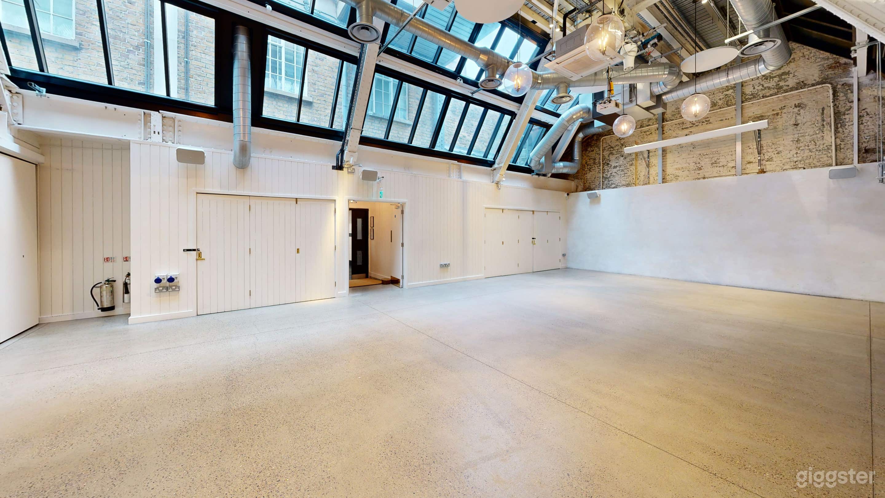 Tart Studio with industrial high ceiling & natural light Photo 3