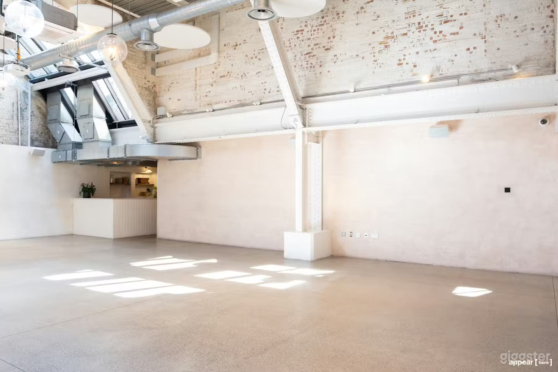 Tart Studio with industrial high ceiling & natural light Photo 2