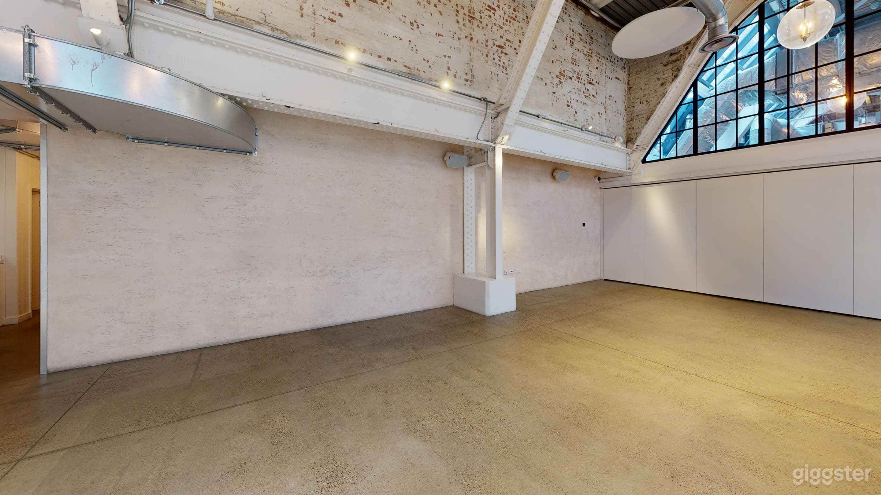 Tart Studio with industrial high ceiling & natural light Photo 4