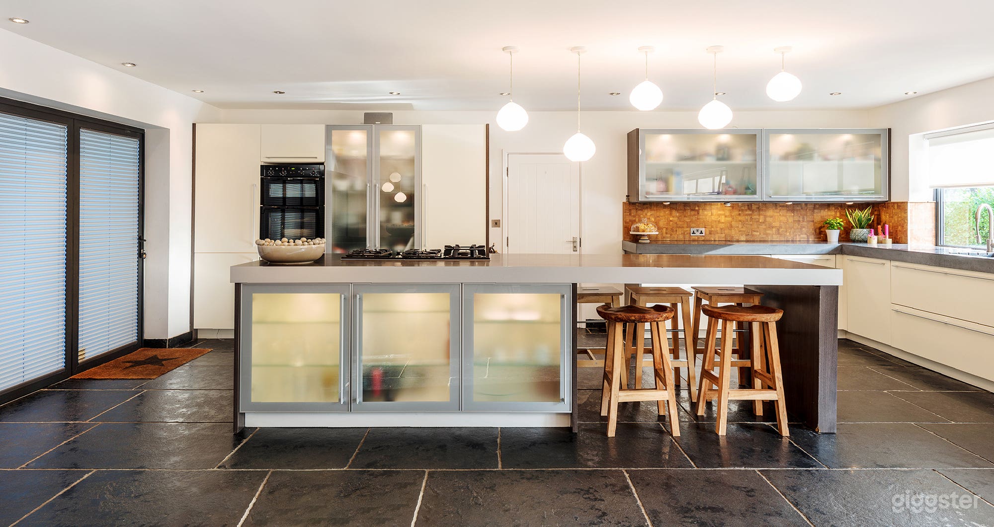 Large modern detached house Photo 1