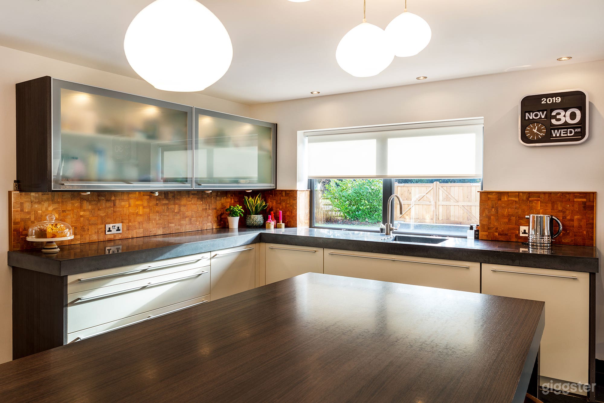 Large modern detached house Photo 3