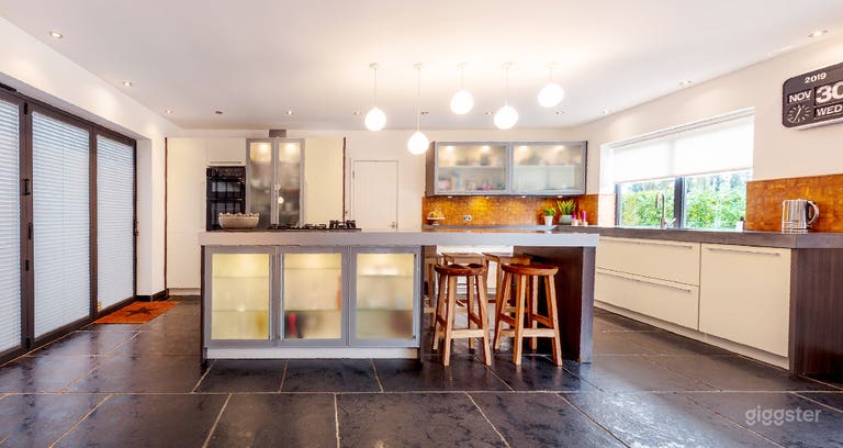  Large modern detached house 