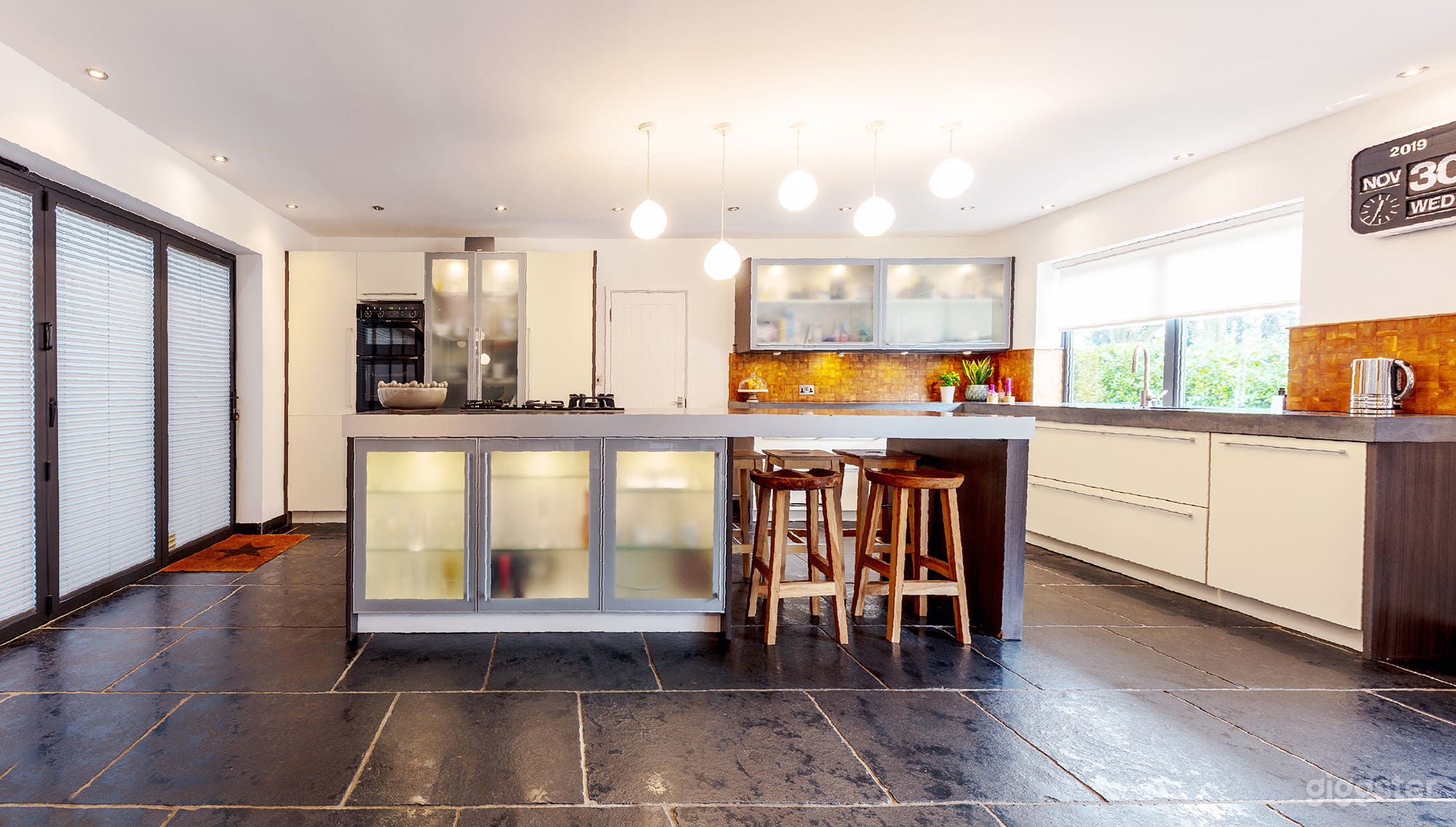 Large modern detached house Photo 4