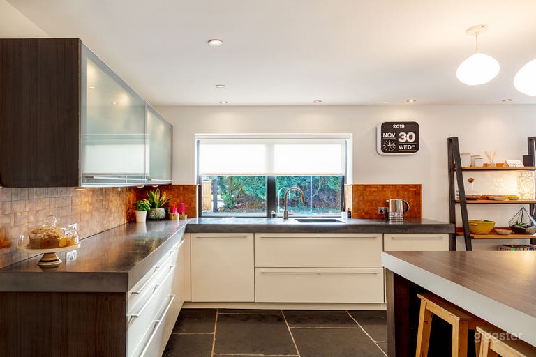  Large modern detached house 