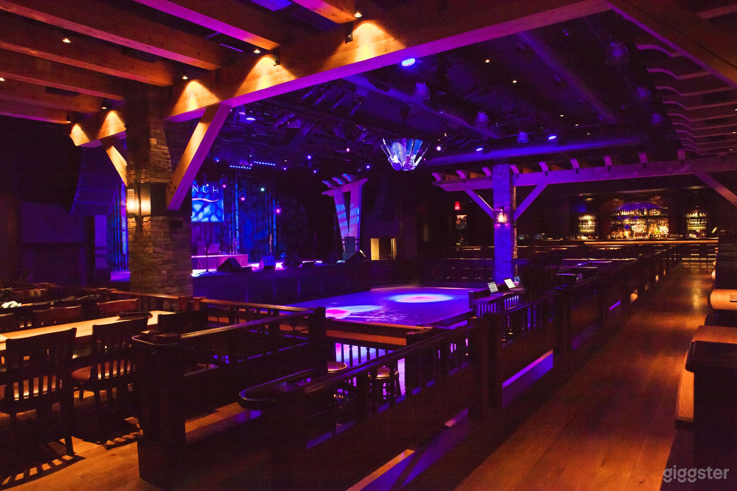 Fantastic Saloon Photo 3