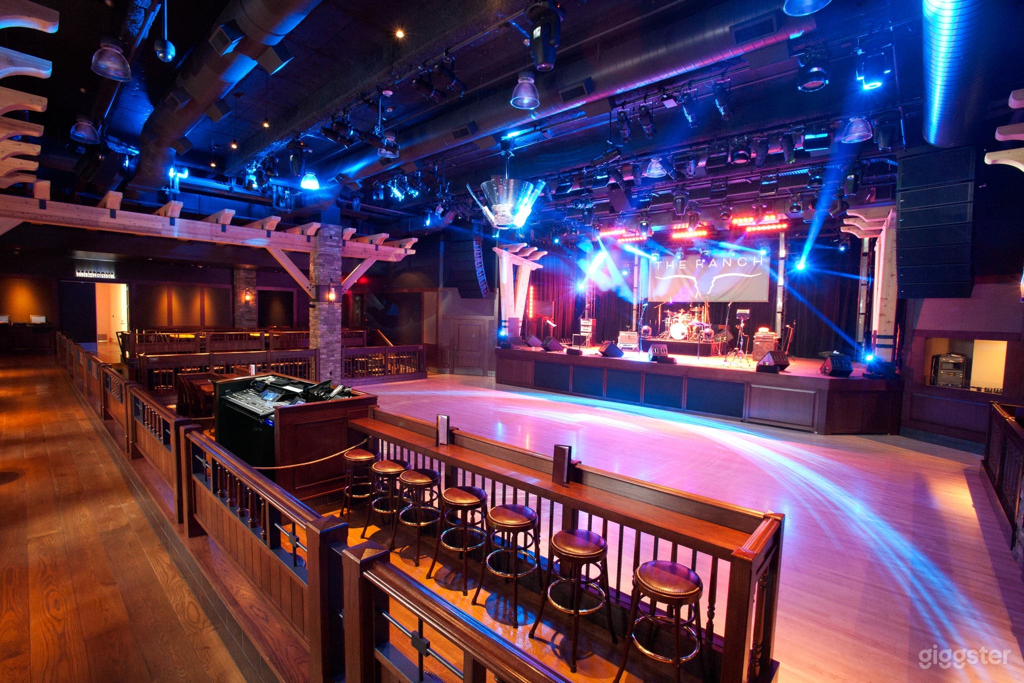 Fantastic Saloon Photo 1