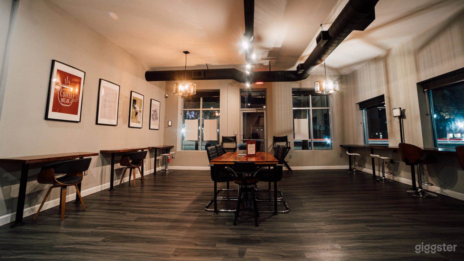 Industrial Chic Style Space for Luxurious Functions Photo 3