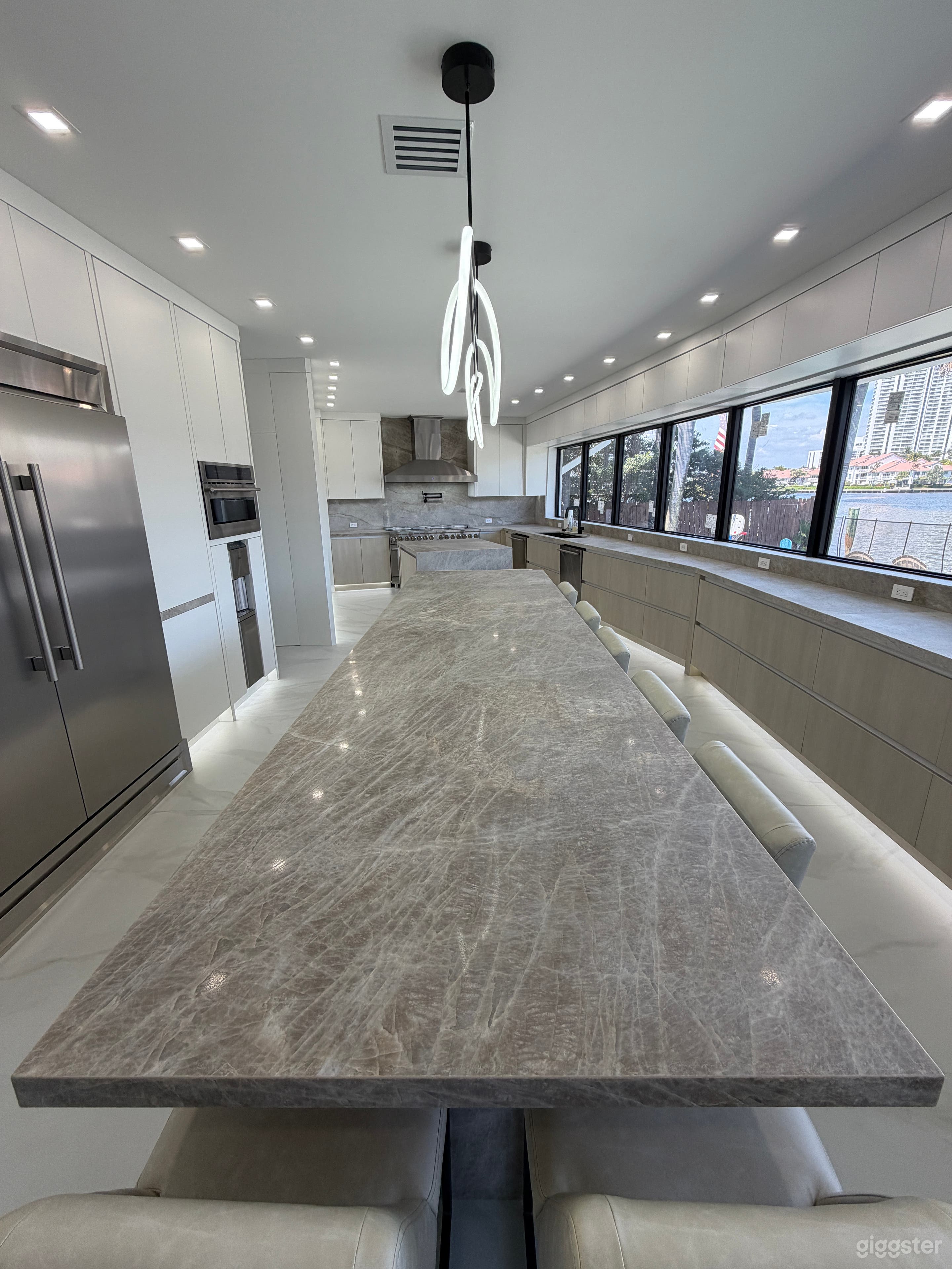 Waterfront Mansion in Exclusive SoFL Neighborhood Photo 3