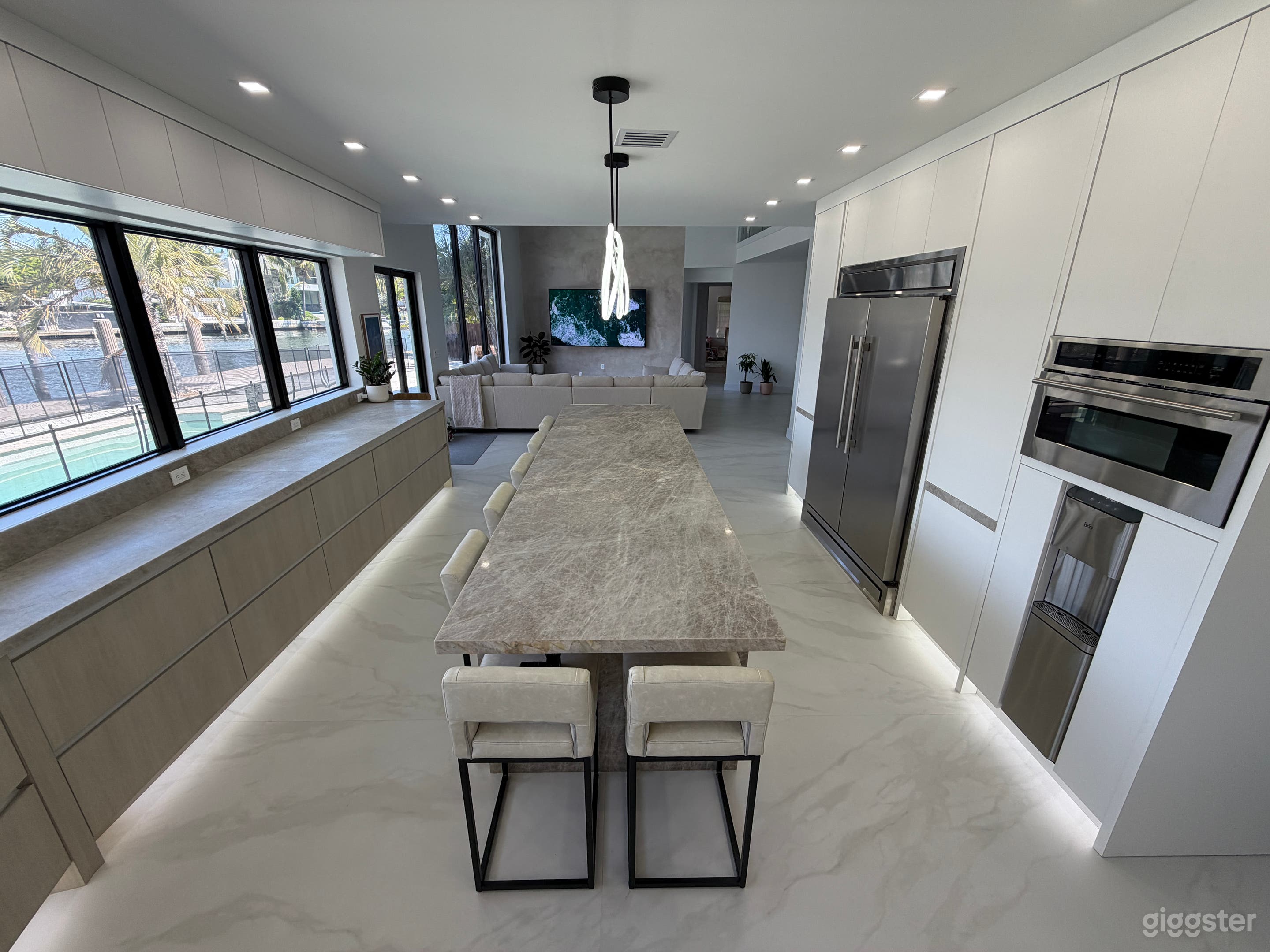 Waterfront Mansion in Exclusive SoFL Neighborhood Photo 4