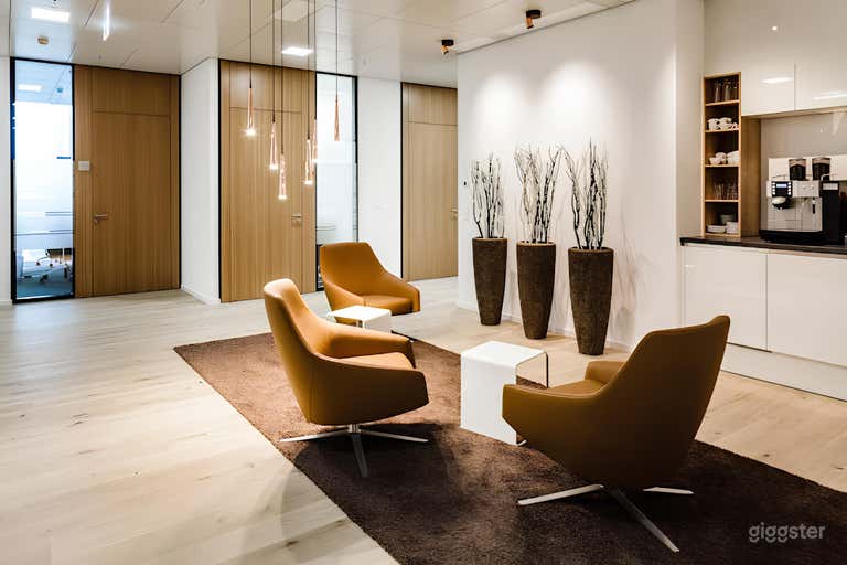  Modernes Business Center mit Meeting- und Büroräumen 