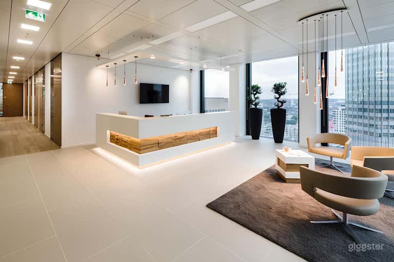  Modernes Business Center mit Meeting- und Büroräumen 