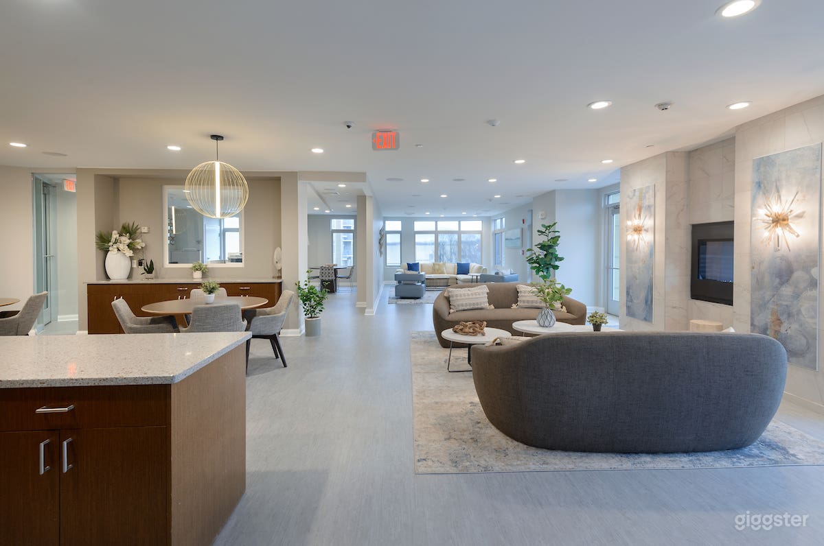 Spacious Executive Lounge &amp; Deck in Waltham Photo 4