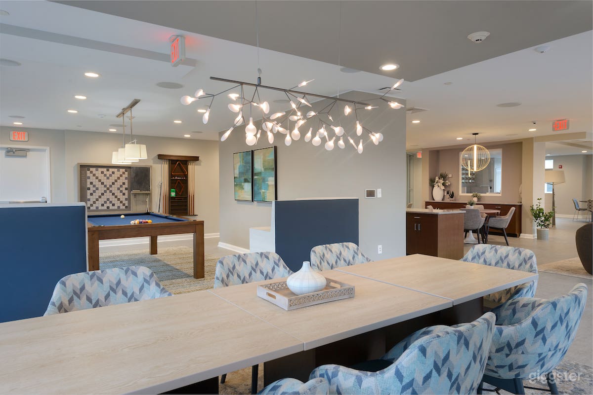 Spacious Executive Lounge &amp; Deck in Waltham Photo 3