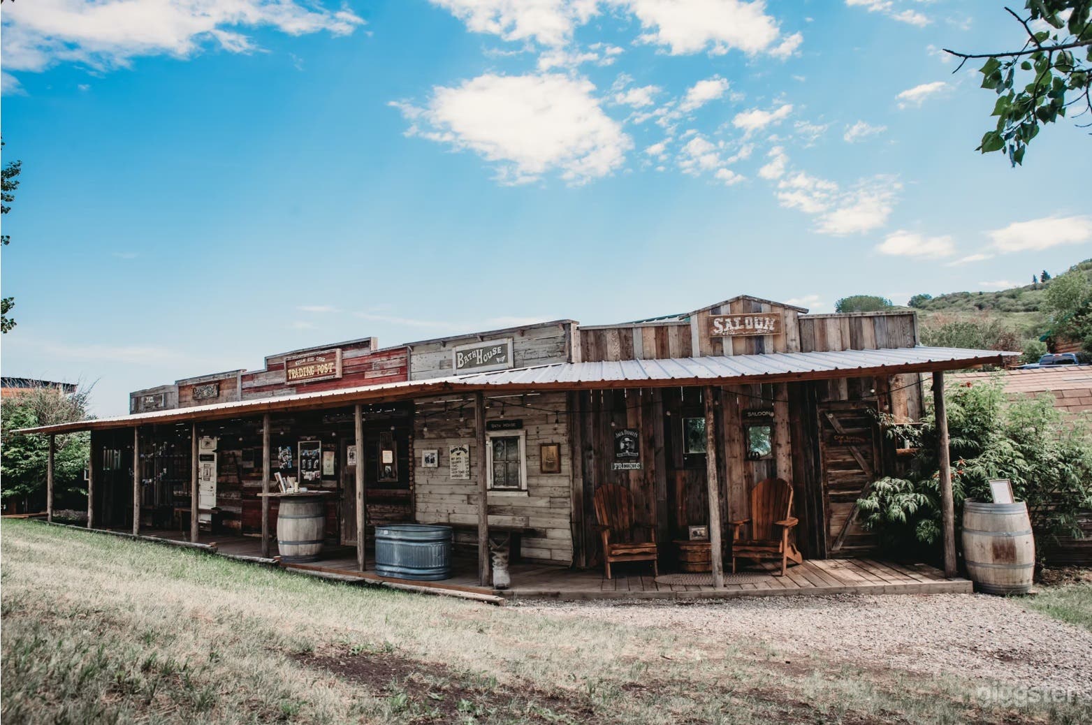 Rustic Western Hill Lodge Photo 3