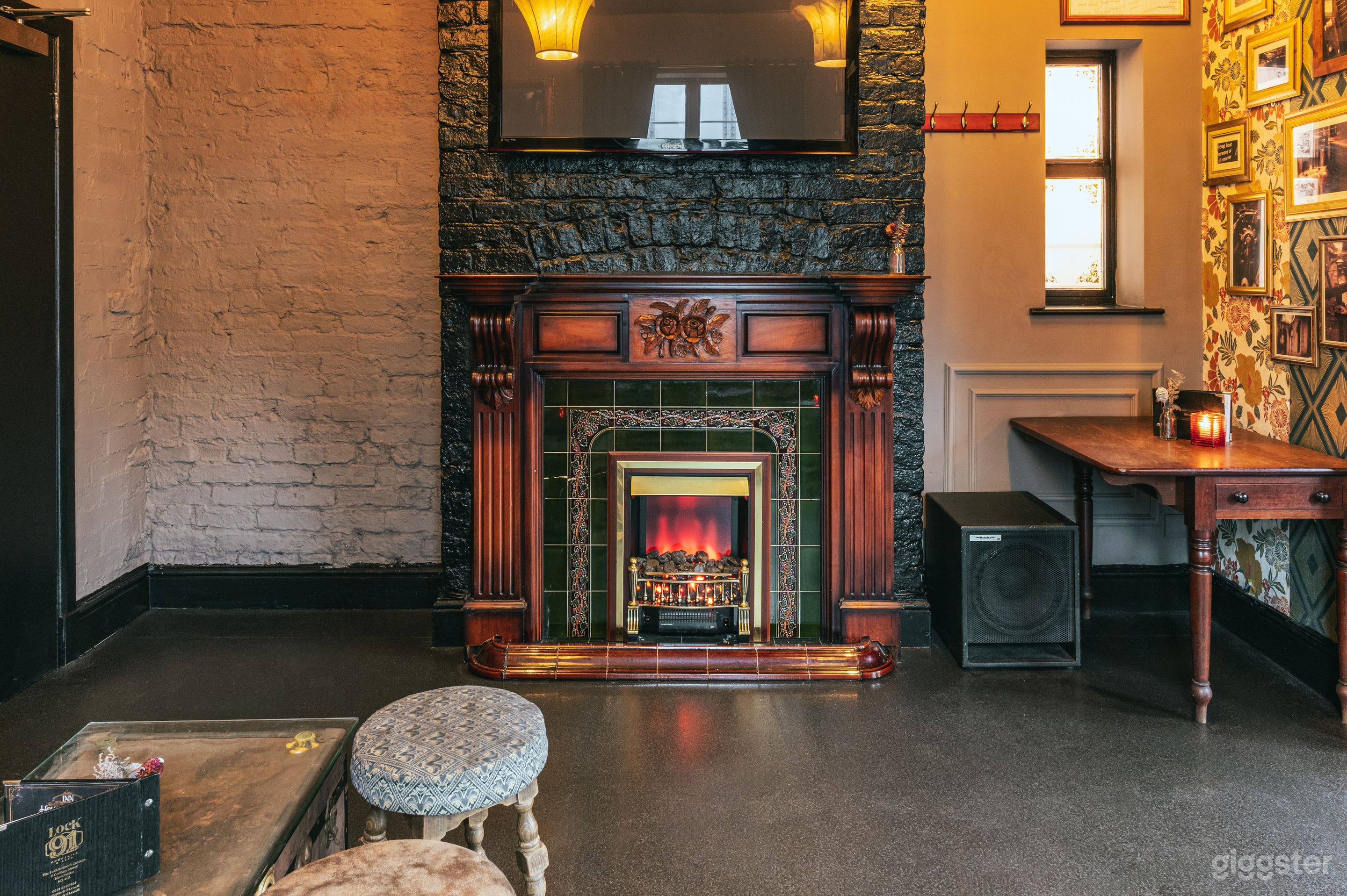 Lounge Bar and Canal-side Terrace Photo 4